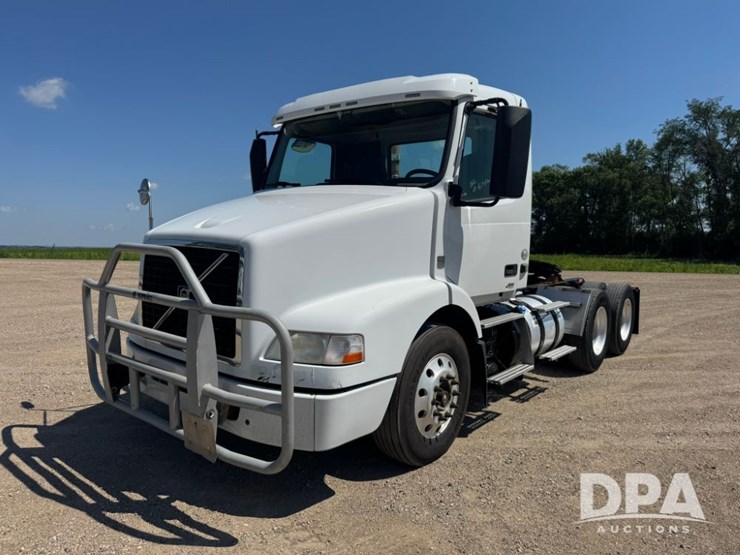 2015-volvo-vnm64t200-image-1