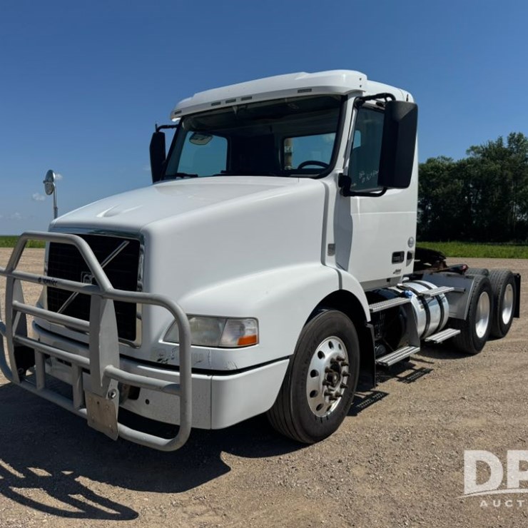 2015 VOLVO VNM64T200