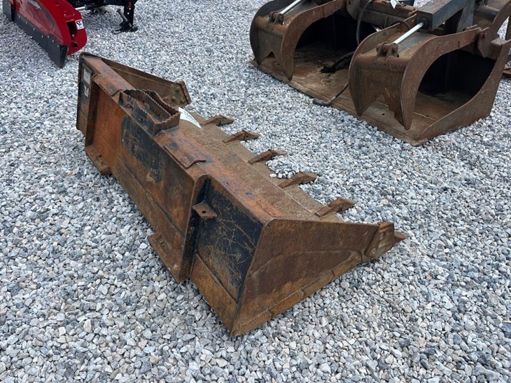 takeuchi-72"-skid-steer-tooth-bucket-image-5