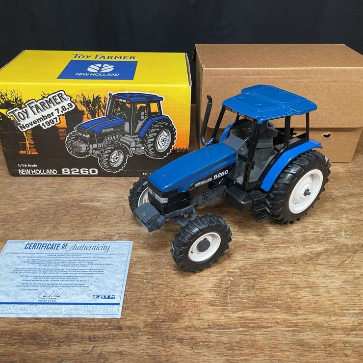 1/16 New Holland 8260 1997 NFTS NIB Ertl