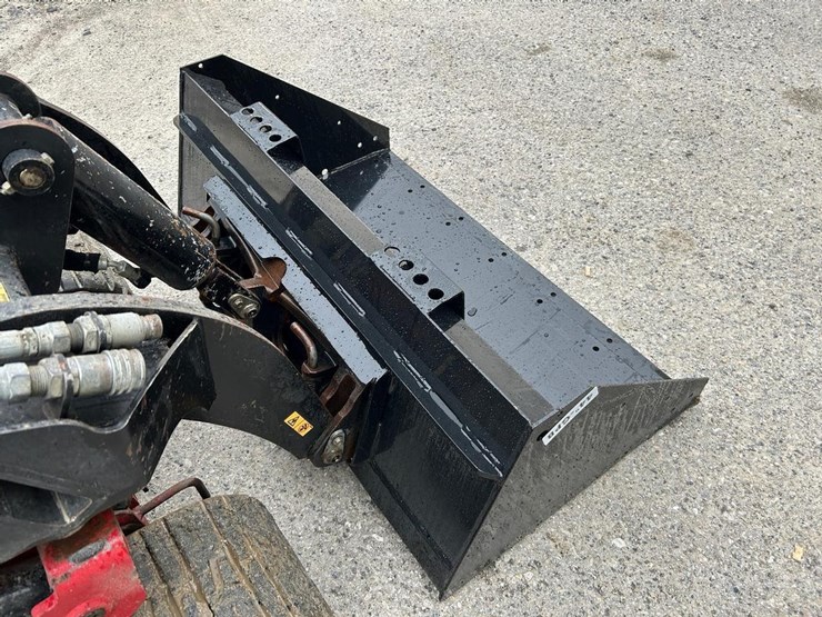 44"-bucket-for-toro-dingo-image-4