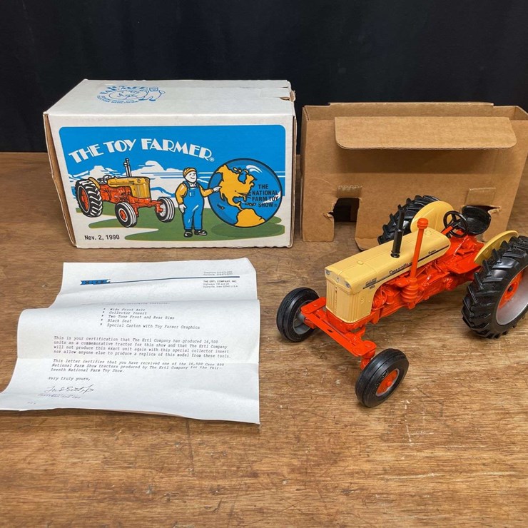 1/16 Case 800 1990 NFTS NIB Ertl