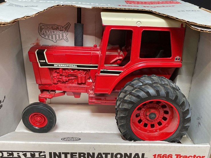 1/16-ih-1566-special-edtion-nib-ertl-image-2