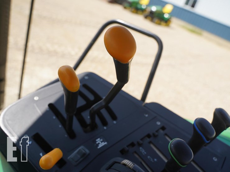 2013-john-deere-6125m-image-19
