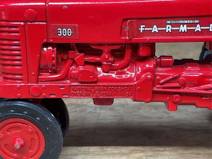 1/16-farmall-300-1984-nfts-nib-ertl-image-5
