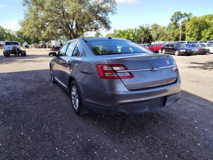 2014-ford-taurus-se-runs/moves-image-4