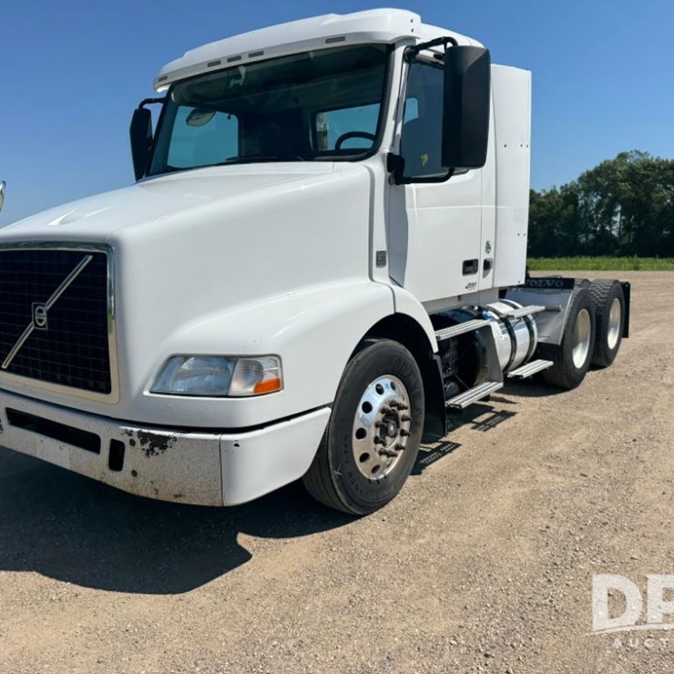 2016 VOLVO VNM64T200