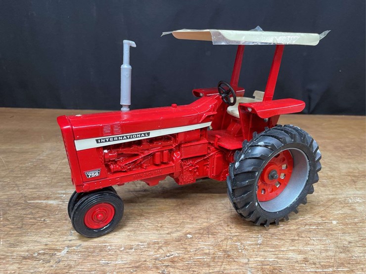 1/16-ih-756-1996-farm-show-nib-ertl-image-2