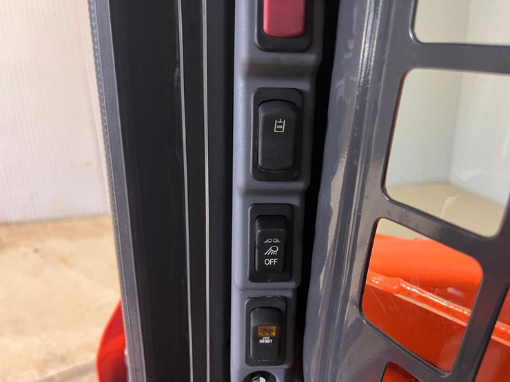 2023-kubota-ssv75-image-23