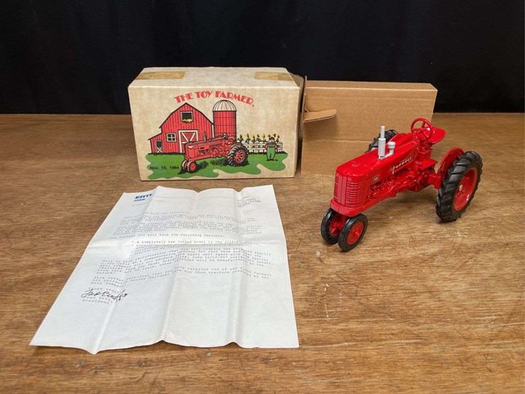 1/16-farmall-300-1984-nfts-nib-ertl-image-1
