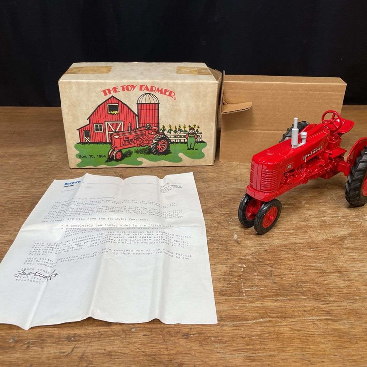 1/16 Farmall 300 1984 NFTS NIB Ertl