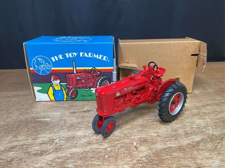 1/16-farmall-super-m-ta-1991-nfts-nib-ertl-image-1