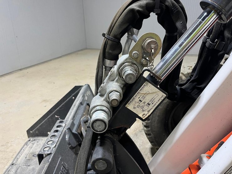 bobcat-5610-toolcat-utility-vehicle-image-11