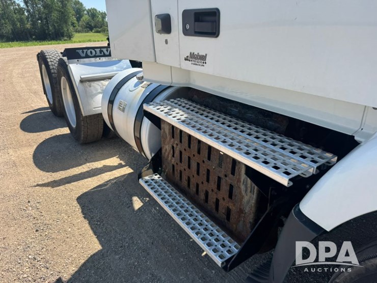 2016-volvo-vnm64t200-image-5
