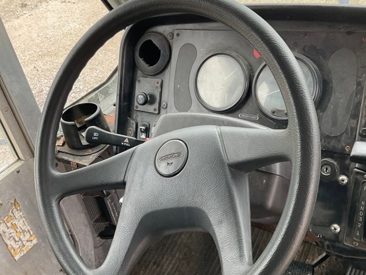 2007-freightliner-mt45-image-32