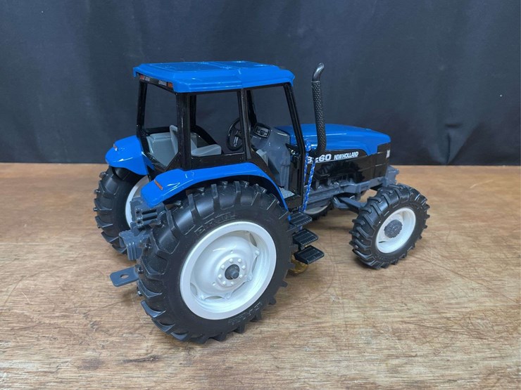 1/16-new-holland-8260-1997-nfts-nib-ertl-image-9