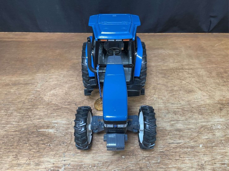 1/16-new-holland-8260-1997-nfts-nib-ertl-image-13