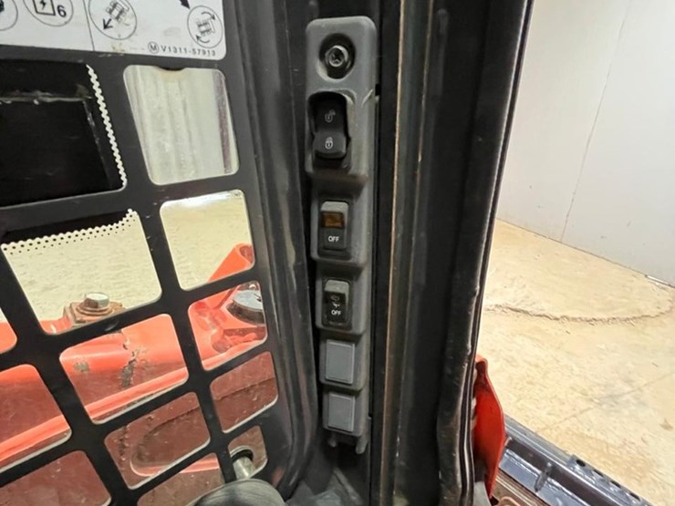 2022-kubota-ssv65-image-23