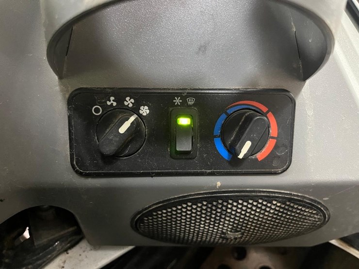 2020-bobcat-s740-image-30