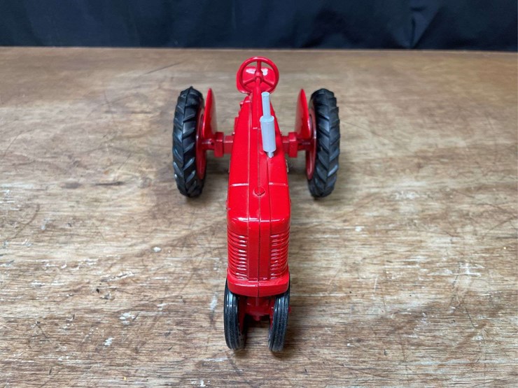 1/16-farmall-300-1984-nfts-nib-ertl-image-13