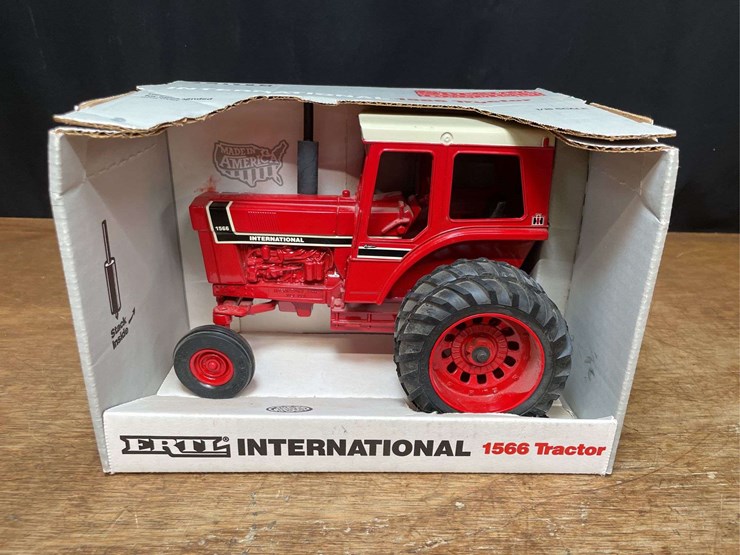 1/16-ih-1566-special-edtion-nib-ertl-image-1