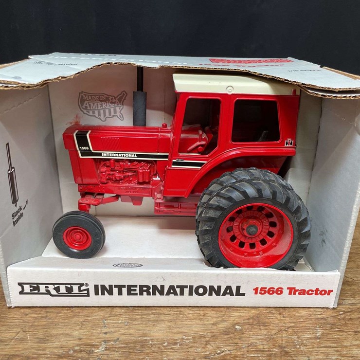 1/16 IH 1566 Special Edtion NIB Ertl