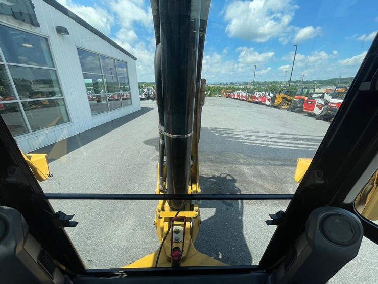2019-caterpillar-440-image-26