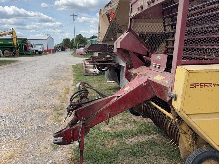 new-holland-852-image-3