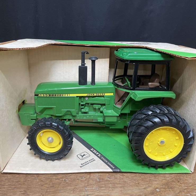 1/16 John Deere 4850 1982 New Orleans NIB Ertl