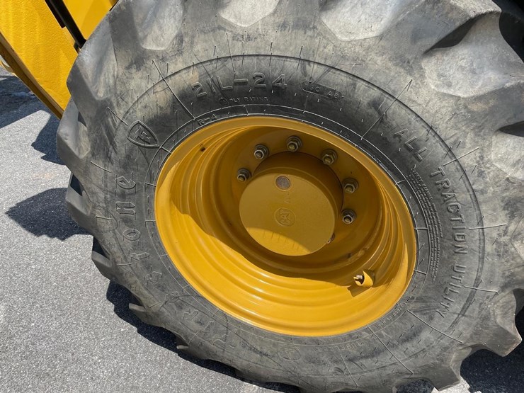 2019-caterpillar-440-image-16