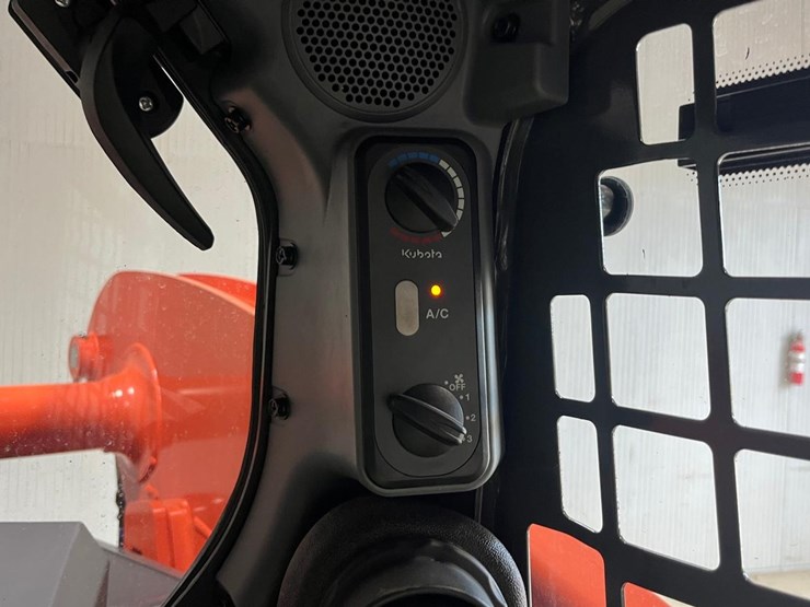 2023-kubota-ssv75-image-29