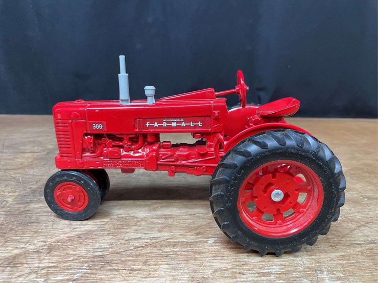 1/16-farmall-300-1984-nfts-nib-ertl-image-4
