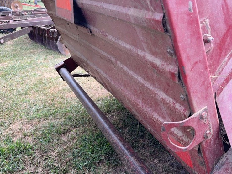 new-holland-852-image-15