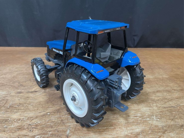 1/16-new-holland-8260-1997-nfts-nib-ertl-image-6