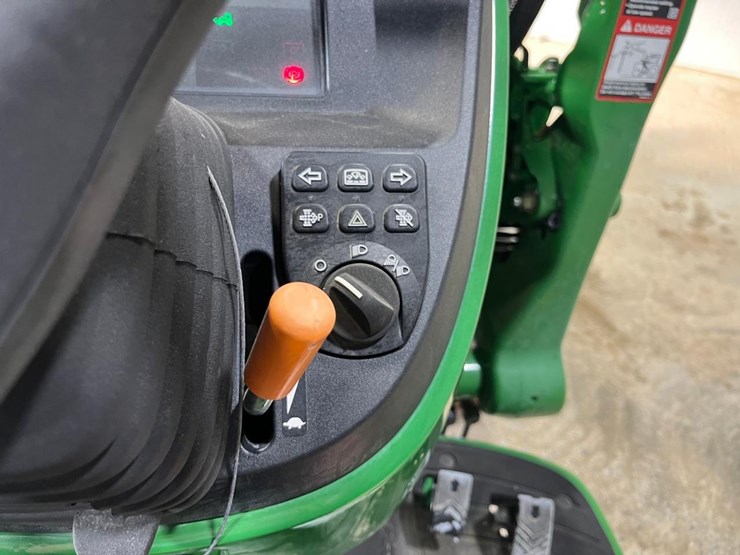 john-deere-3046r-image-25