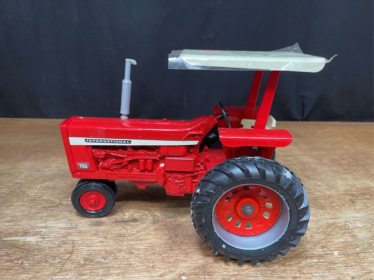 1/16-ih-756-1996-farm-show-nib-ertl-image-3