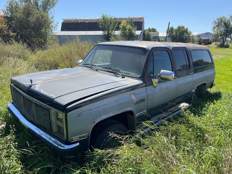 gmc-suburban-image-1