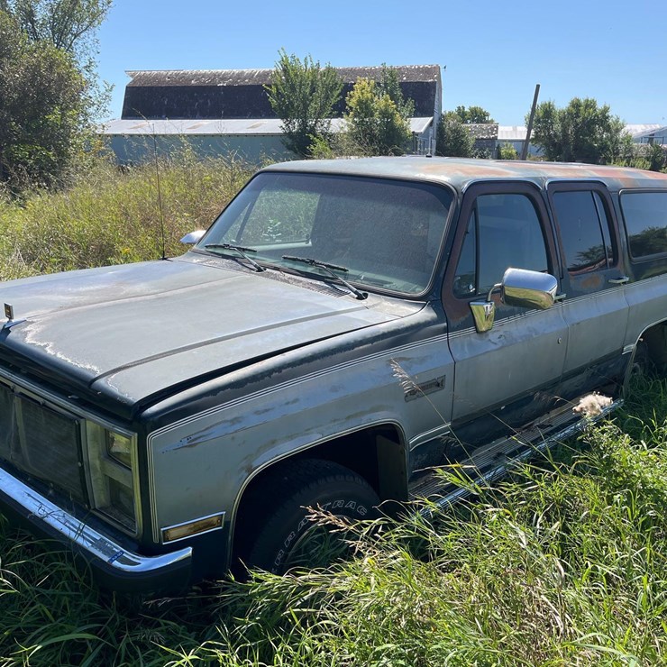 GMC SUBURBAN