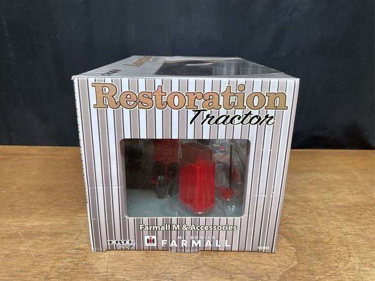 1/16-farmall-m-restoration-nib-ertl-image-6