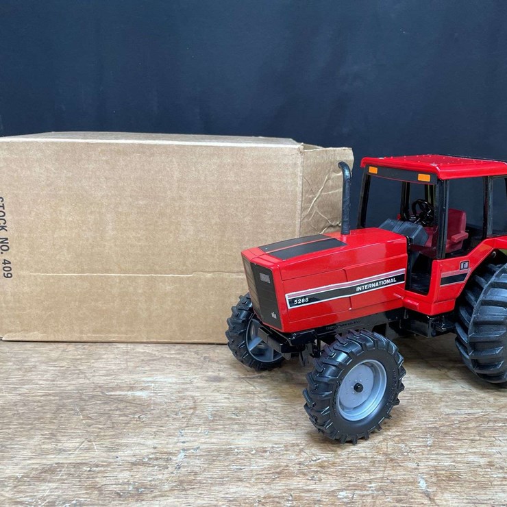 1/16 IH 5288 1984 Special Edition NIB Ertl