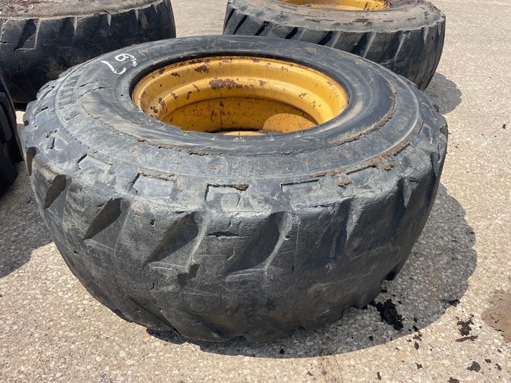 4-titan-14-17.5-skidloader-tires-image-6