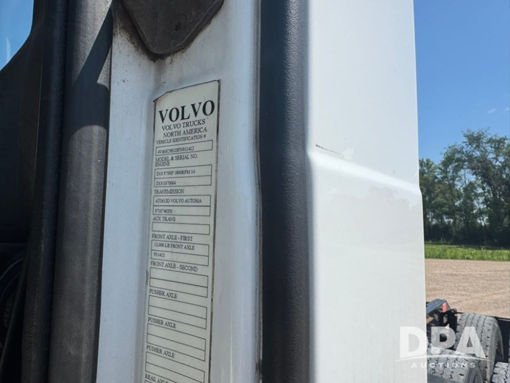 2015-volvo-vnm64t200-image-22