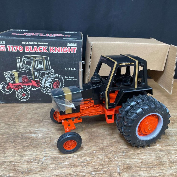 1/16 Case 1170 Black Knight Collector NIB Ertl