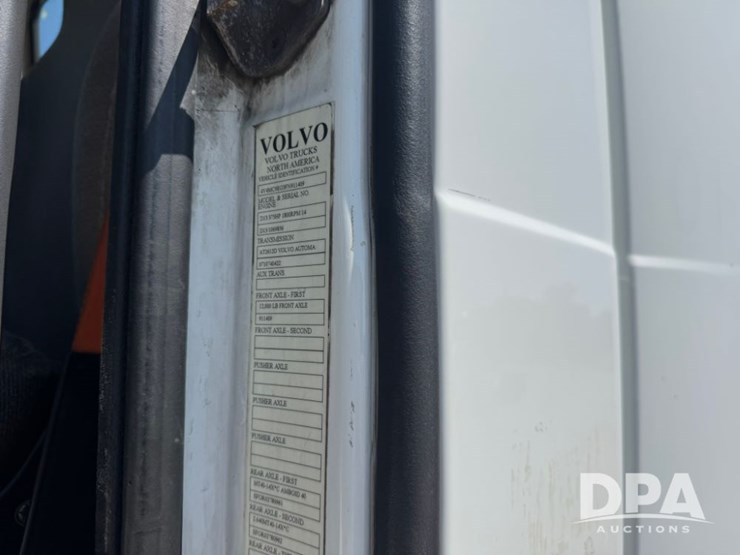 2016-volvo-vnm64t200-image-21