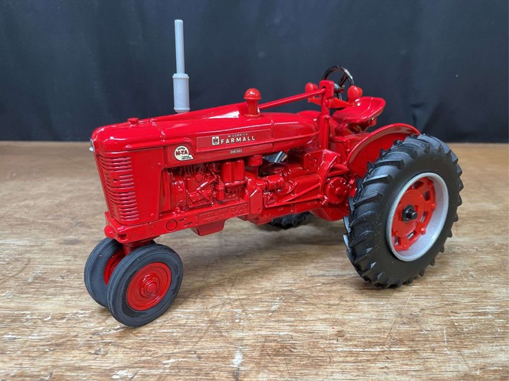 1/16-farmall-super-m-ta-1991-nfts-nib-ertl-image-2