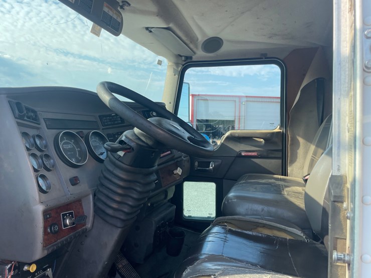 2008-kenworth-t300-image-15