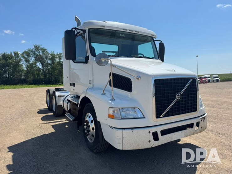 2016-volvo-vnm64t200-image-3