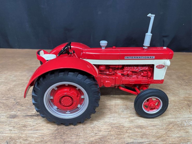 1/16-ih-660-1999-nfts-nib-ertl-image-10