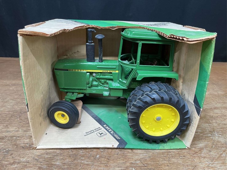 1/16-john-deere-4450-nib-ertl-image-1