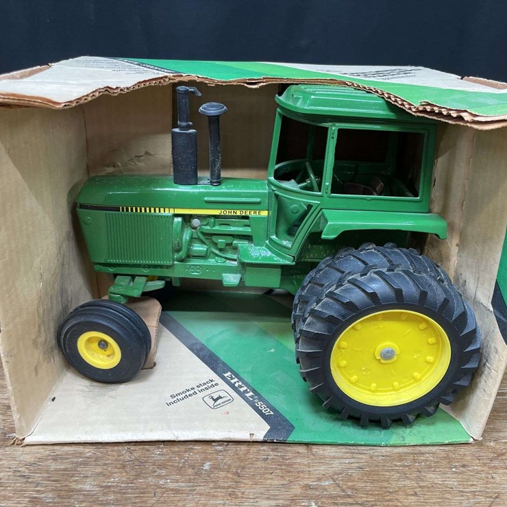 1/16 John Deere 4450 NIB Ertl